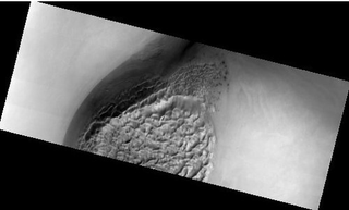 Illustration for article titled The Dunes of Mars, Covered In A Crust Of Dry Ice